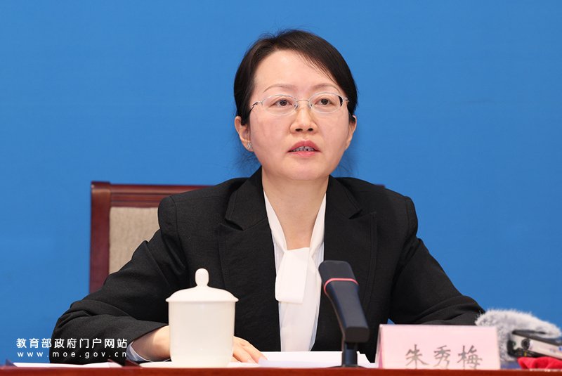 努力建设一支爱党报国
